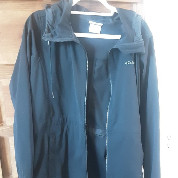 Women's "Columbia" Rose Winds Softshell Hooded Jacket. Size S . Black